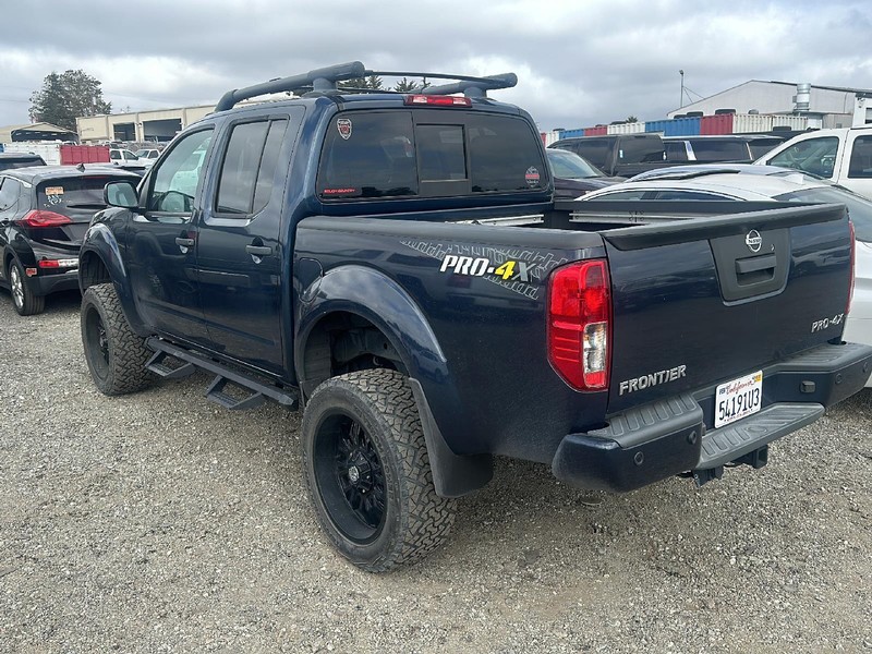 Nissan Frontier Vehicle Full-screen Gallery Image 05