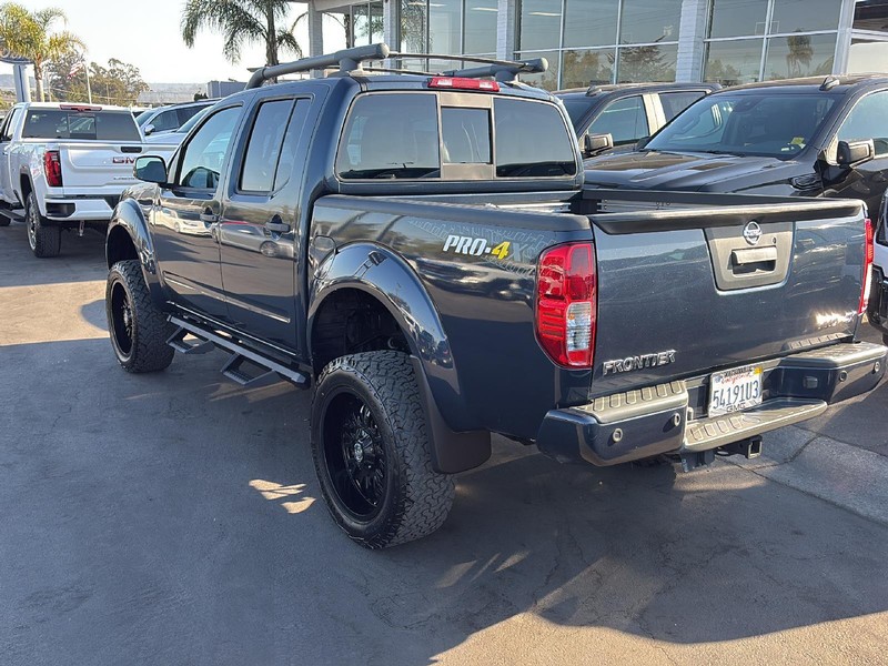 Nissan Frontier Vehicle Full-screen Gallery Image 15