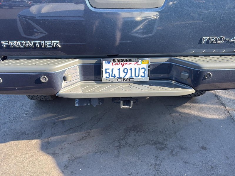 Nissan Frontier Vehicle Full-screen Gallery Image 16