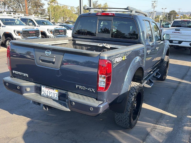 Nissan Frontier Vehicle Full-screen Gallery Image 18