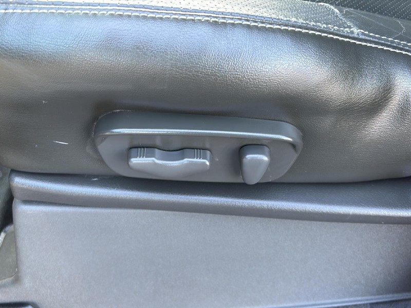 Nissan Frontier Vehicle Full-screen Gallery Image 23