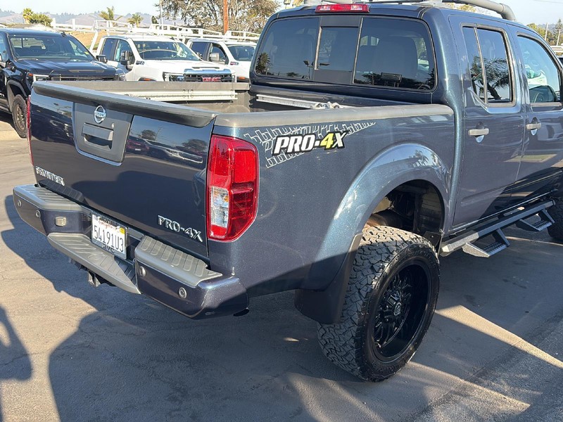Nissan Frontier Vehicle Full-screen Gallery Image 24