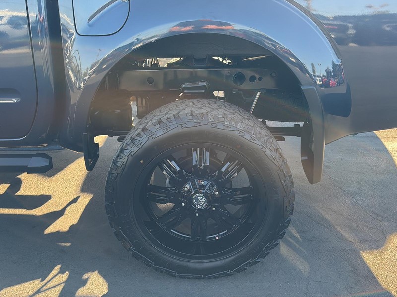 Nissan Frontier Vehicle Full-screen Gallery Image 25
