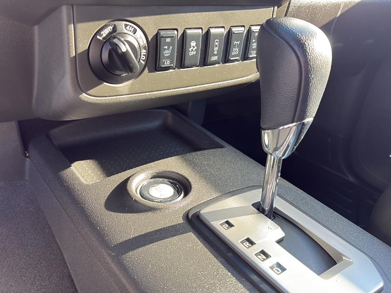 Nissan Frontier Vehicle Full-screen Gallery Image 32