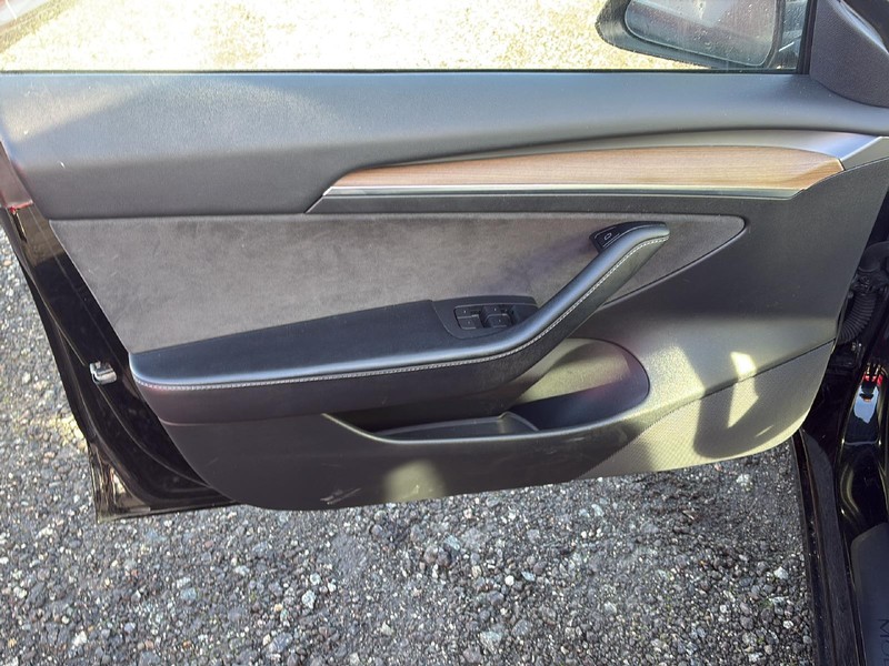 Tesla Model 3 Vehicle Full-screen Gallery Image 04