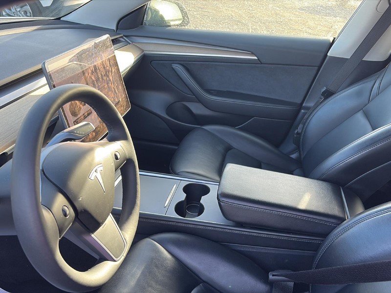 Tesla Model 3 Vehicle Full-screen Gallery Image 05