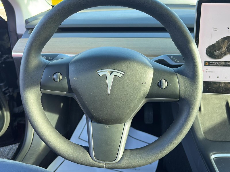 Tesla Model 3 Vehicle Full-screen Gallery Image 06