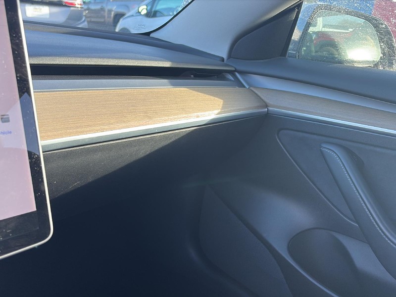 Tesla Model 3 Vehicle Full-screen Gallery Image 08