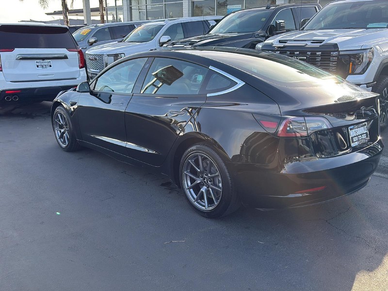Tesla Model 3 Vehicle Full-screen Gallery Image 10