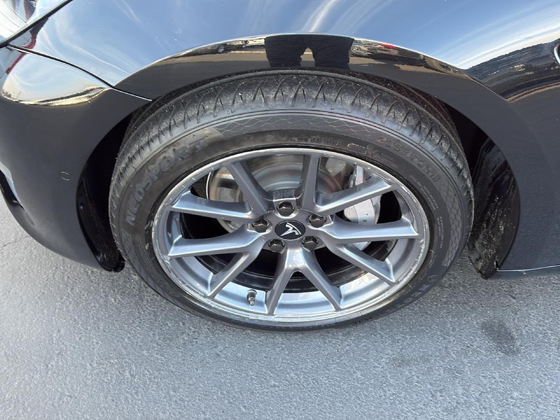 Tesla Model 3 Vehicle Full-screen Gallery Image 13