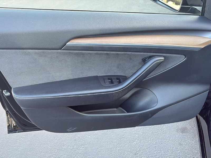 Tesla Model 3 Vehicle Full-screen Gallery Image 16