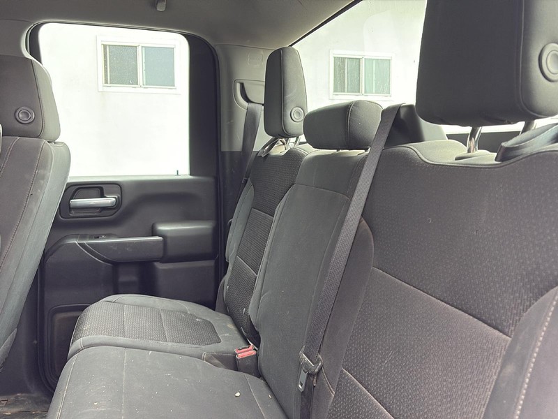 Chevrolet Silverado 2500HD Vehicle Full-screen Gallery Image 19