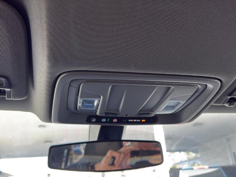 Chevrolet Silverado 1500 Vehicle Full-screen Gallery Image 26