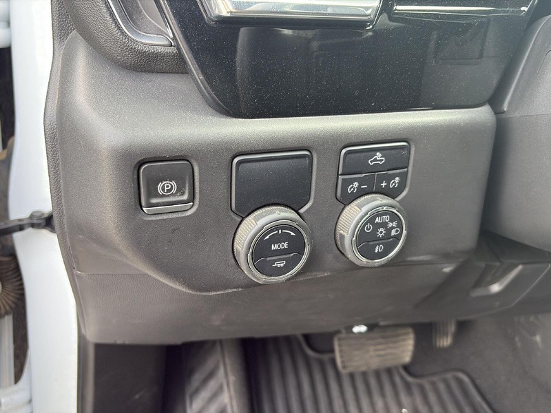 Chevrolet Silverado 1500 Vehicle Full-screen Gallery Image 17