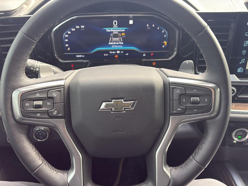 Chevrolet Silverado 1500 Vehicle Full-screen Gallery Image 18