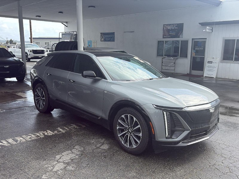 Cadillac LYRIQ Vehicle Full-screen Gallery Image 09