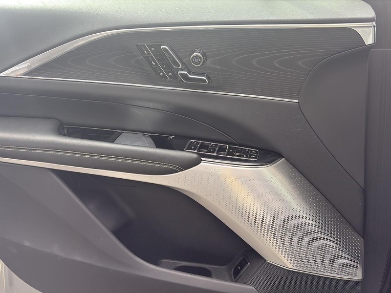 Cadillac LYRIQ Vehicle Full-screen Gallery Image 12