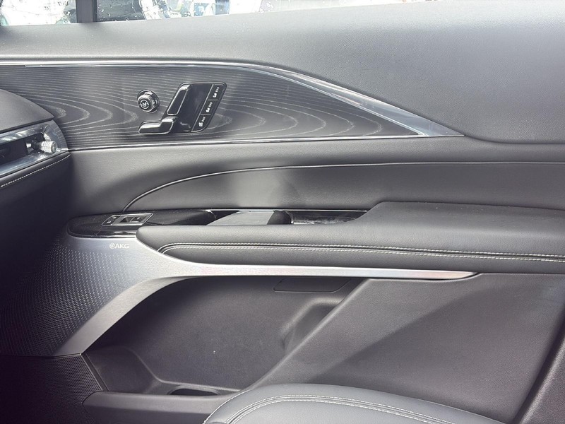 Cadillac LYRIQ Vehicle Full-screen Gallery Image 23