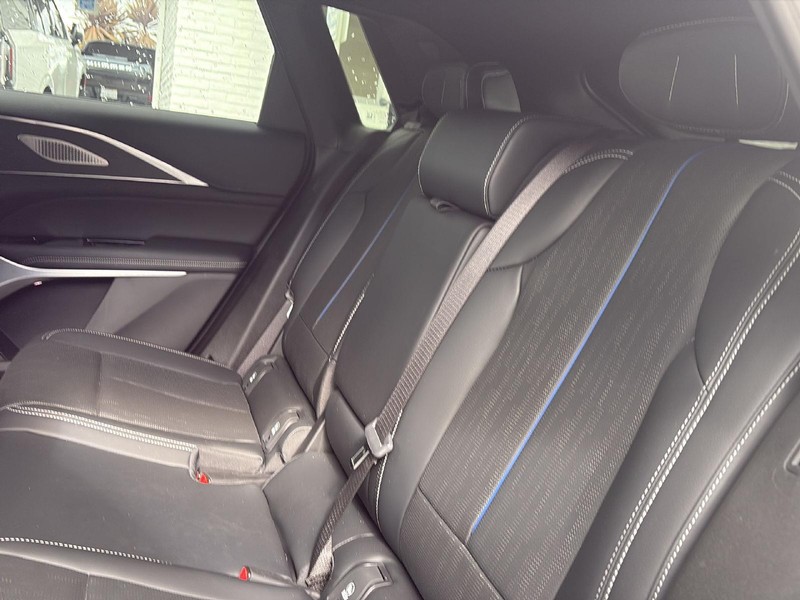 Cadillac LYRIQ Vehicle Full-screen Gallery Image 28