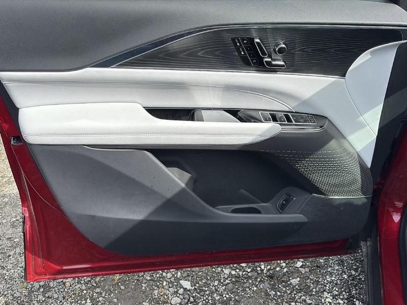 Cadillac LYRIQ Vehicle Full-screen Gallery Image 10