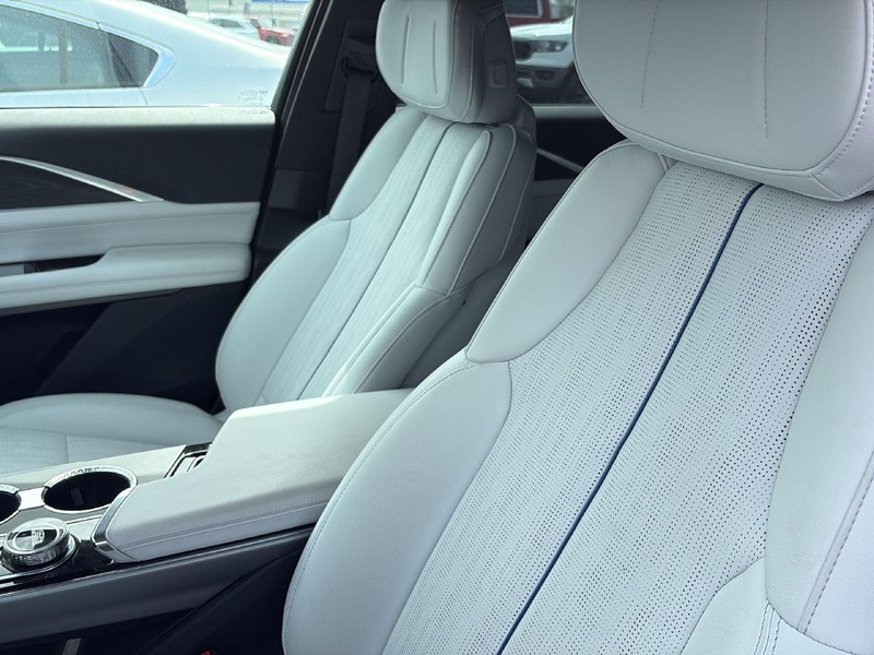 Cadillac LYRIQ Vehicle Full-screen Gallery Image 12