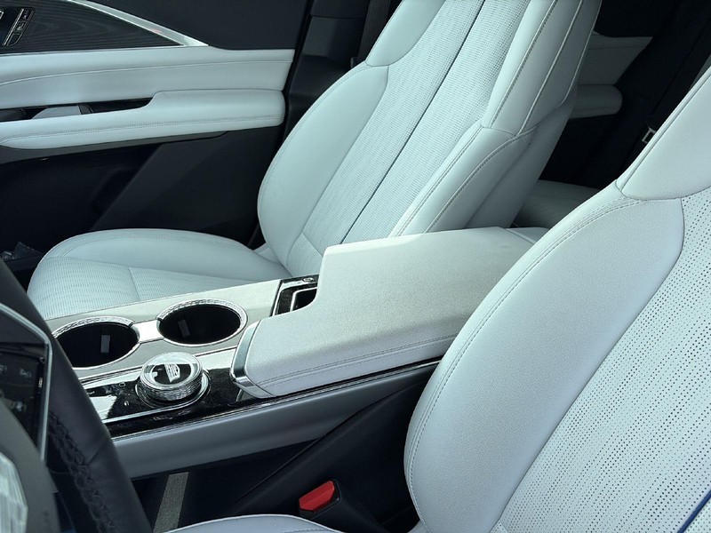 Cadillac LYRIQ Vehicle Full-screen Gallery Image 13
