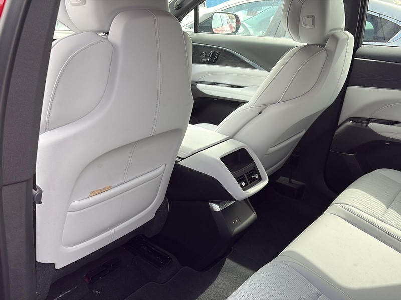 Cadillac LYRIQ Vehicle Full-screen Gallery Image 14