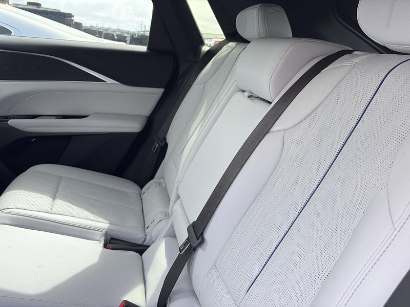 Cadillac LYRIQ Vehicle Full-screen Gallery Image 15
