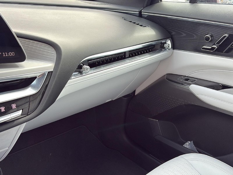 Cadillac LYRIQ Vehicle Full-screen Gallery Image 20