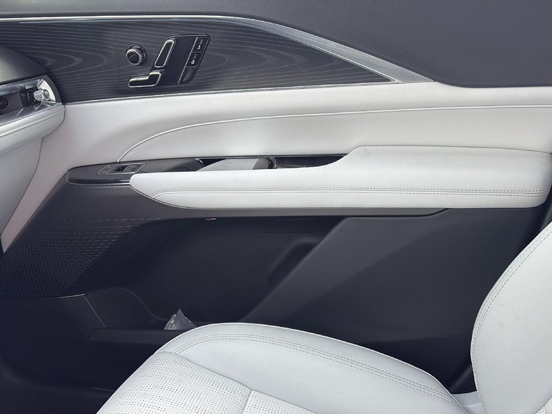 Cadillac LYRIQ Vehicle Full-screen Gallery Image 21