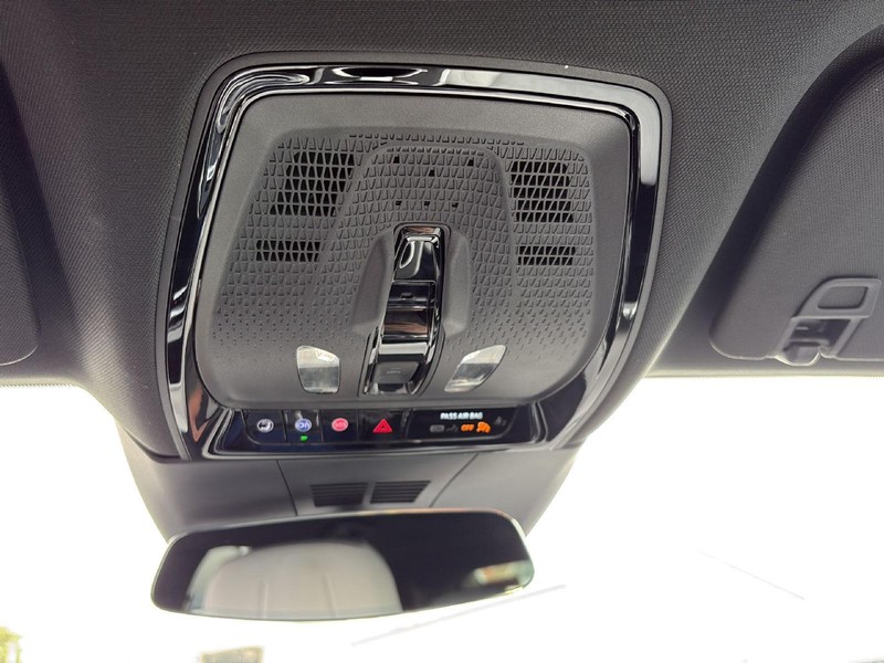 Cadillac LYRIQ Vehicle Full-screen Gallery Image 27