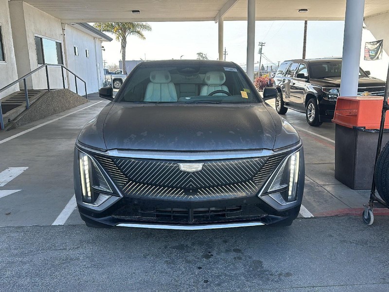 Cadillac LYRIQ Vehicle Full-screen Gallery Image 03