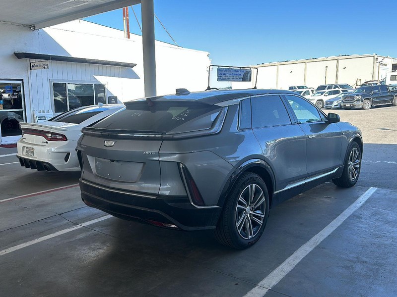 Cadillac LYRIQ Vehicle Full-screen Gallery Image 06