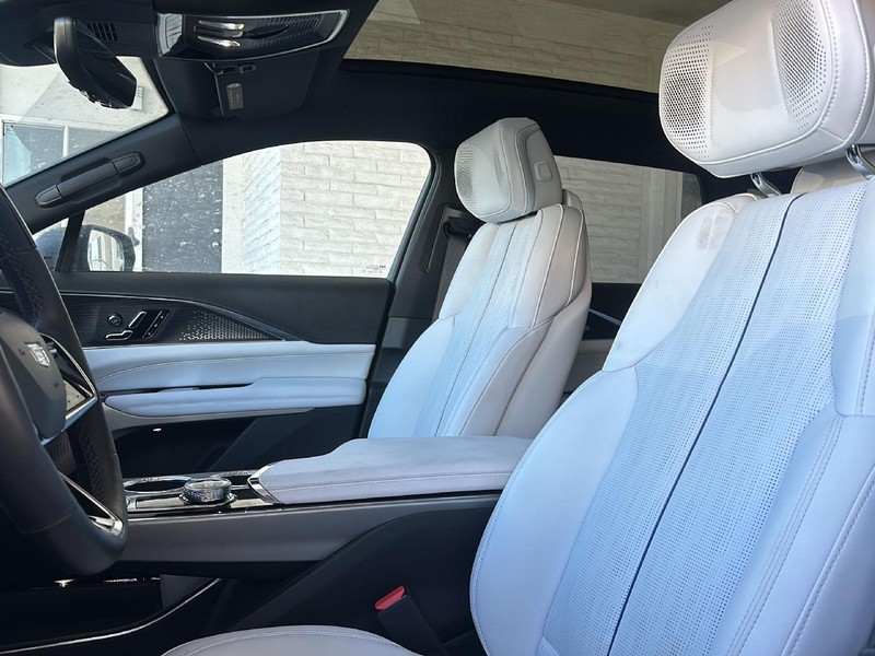 Cadillac LYRIQ Vehicle Full-screen Gallery Image 08