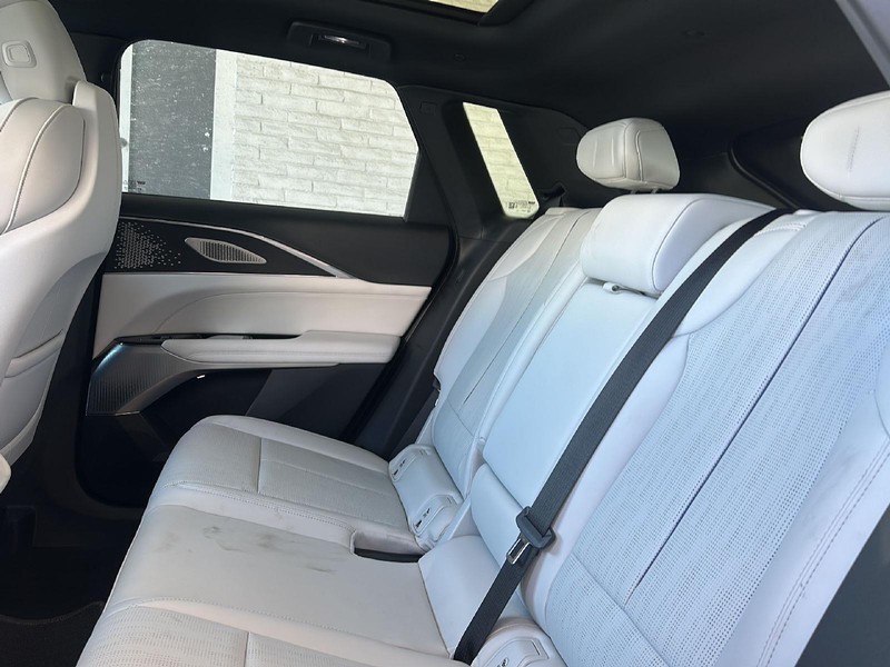 Cadillac LYRIQ Vehicle Full-screen Gallery Image 09