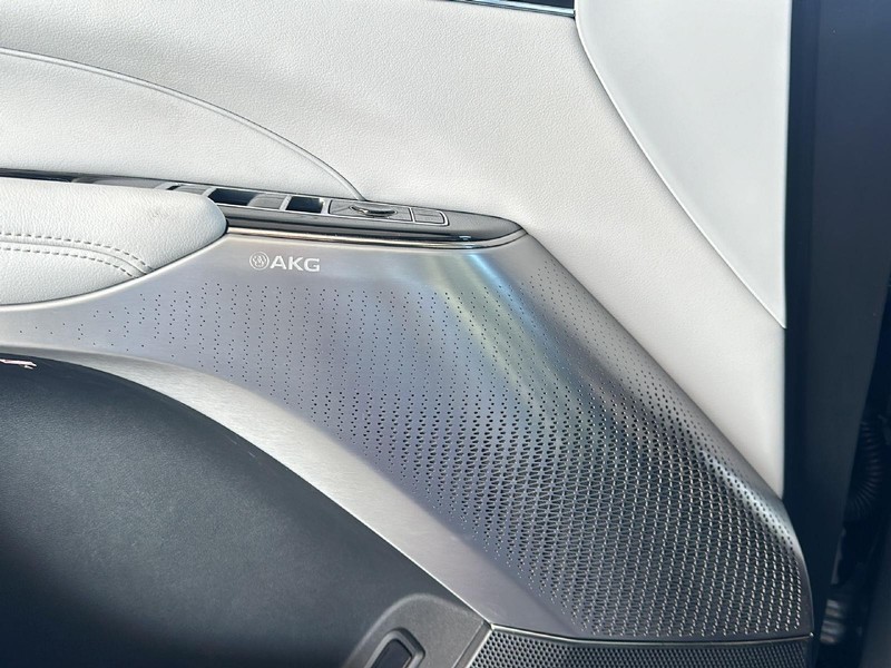 Cadillac LYRIQ Vehicle Full-screen Gallery Image 14