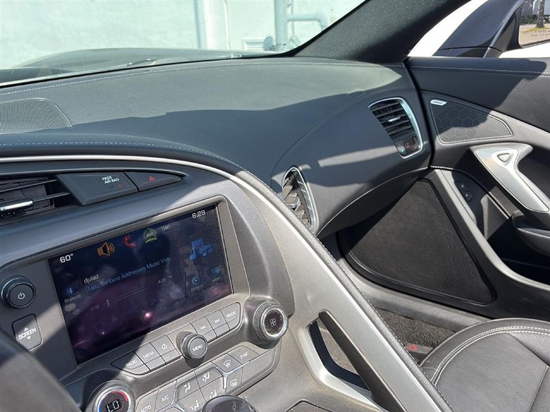 Chevrolet Corvette Vehicle Full-screen Gallery Image 17