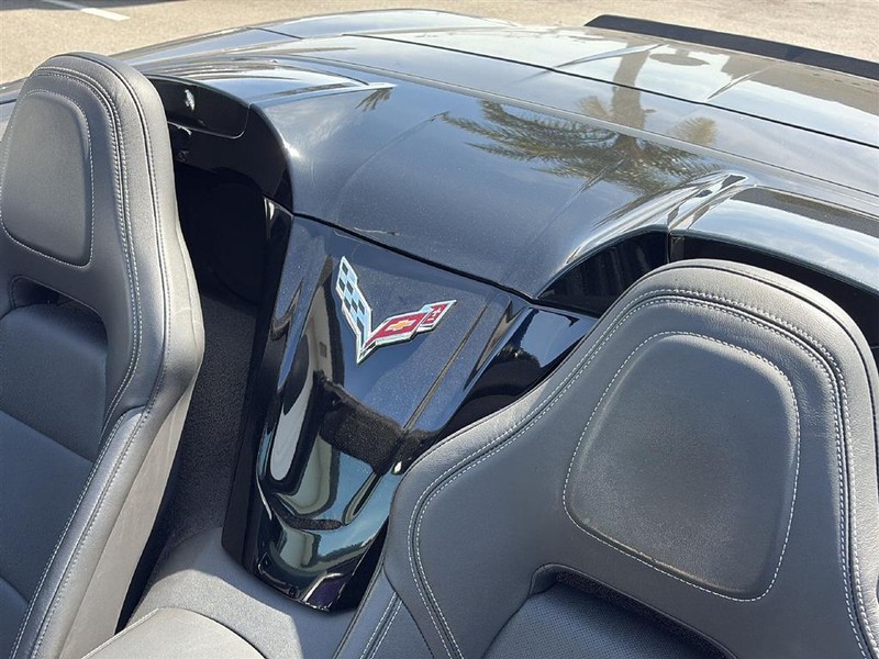 Chevrolet Corvette Vehicle Full-screen Gallery Image 19
