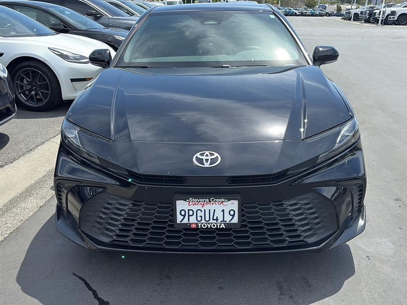 Toyota Camry Vehicle Full-screen Gallery Image 07