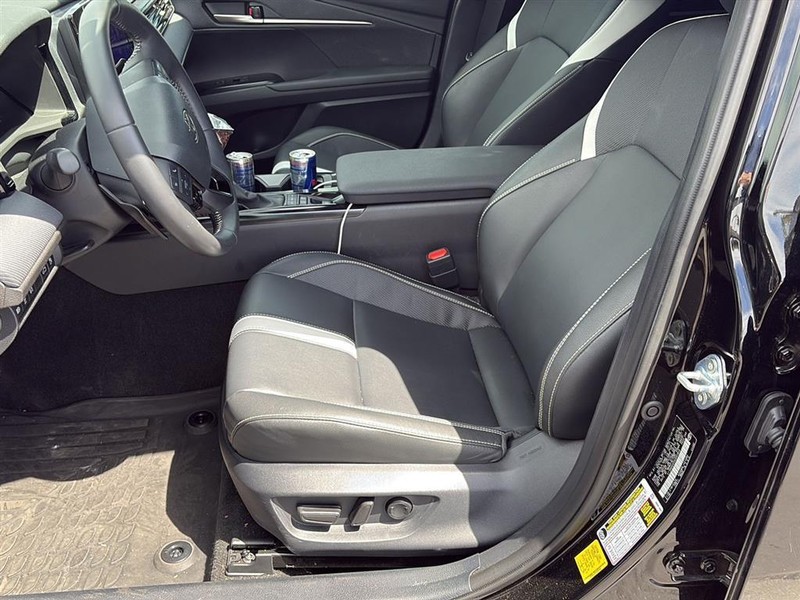 Toyota Camry Vehicle Full-screen Gallery Image 11