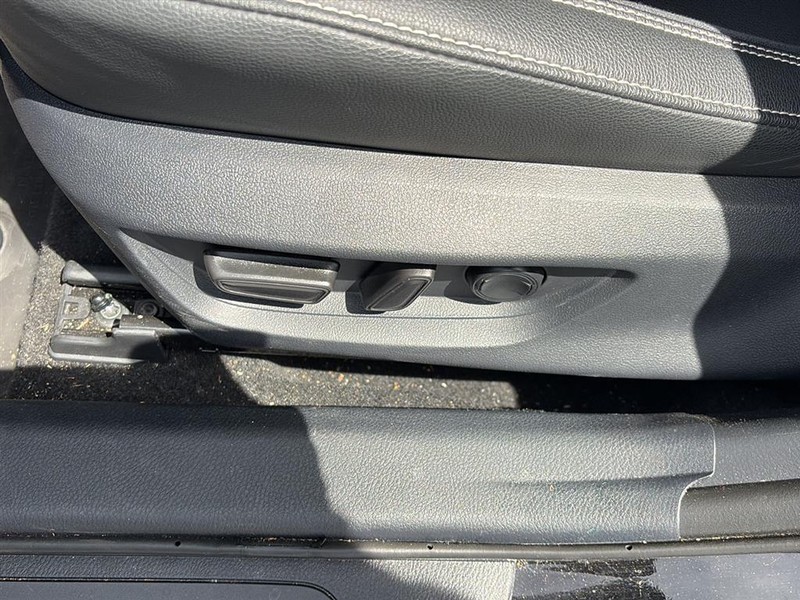 Toyota Camry Vehicle Full-screen Gallery Image 12