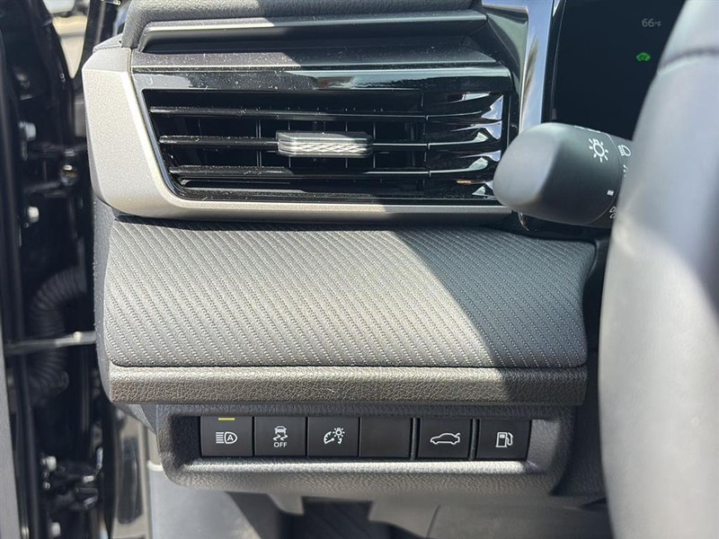 Toyota Camry Vehicle Full-screen Gallery Image 13