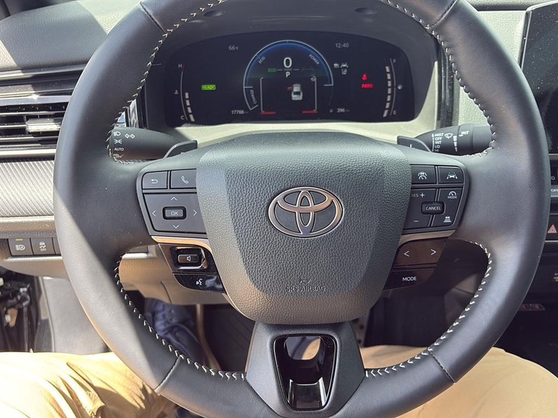 Toyota Camry Vehicle Full-screen Gallery Image 14