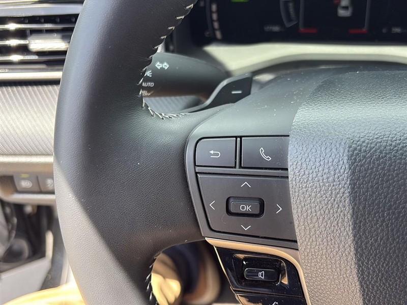 Toyota Camry Vehicle Full-screen Gallery Image 15