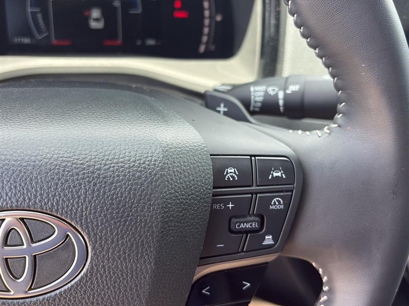 Toyota Camry Vehicle Full-screen Gallery Image 16