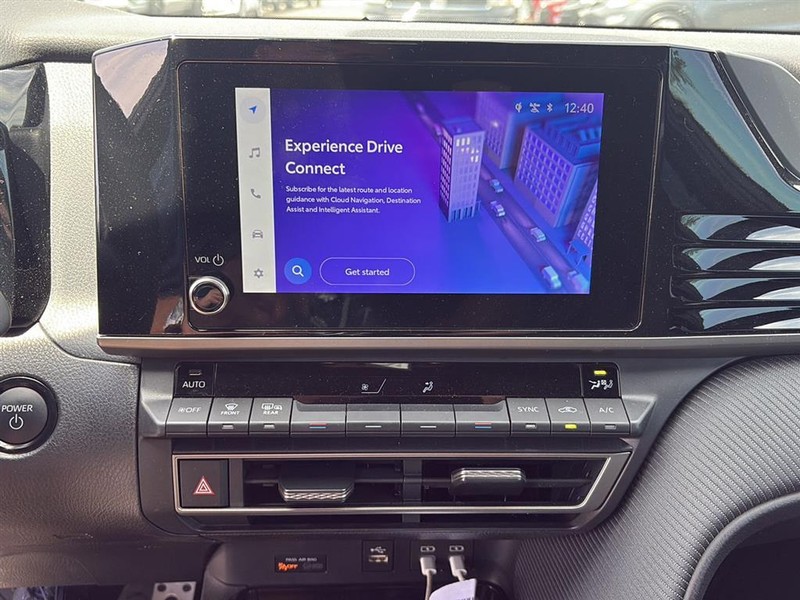 Toyota Camry Vehicle Full-screen Gallery Image 18