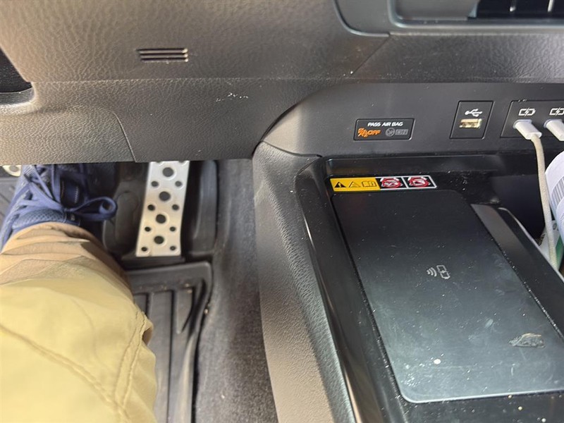 Toyota Camry Vehicle Full-screen Gallery Image 19