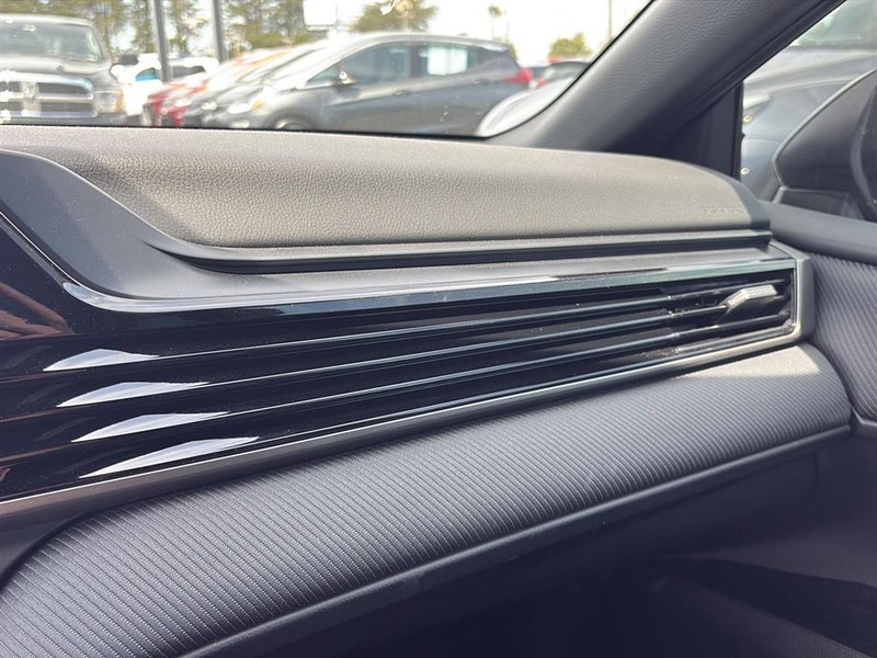 Toyota Camry Vehicle Full-screen Gallery Image 21