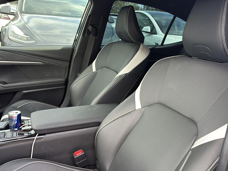 Toyota Camry Vehicle Full-screen Gallery Image 24