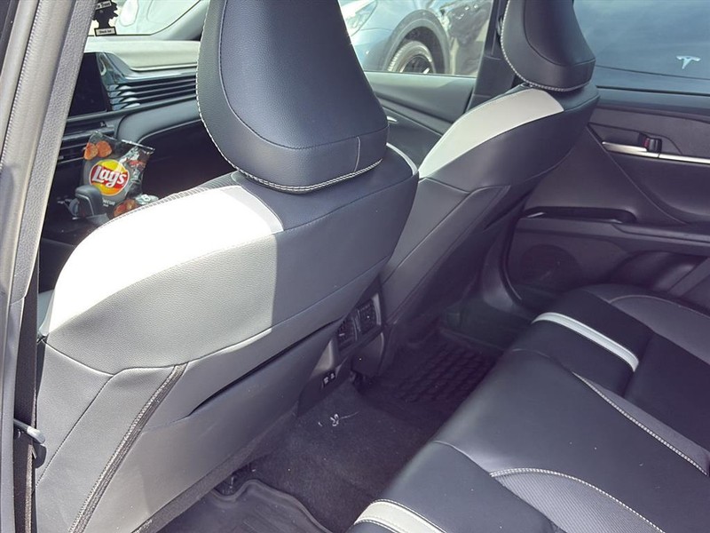 Toyota Camry Vehicle Full-screen Gallery Image 25